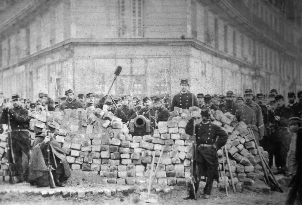 Uma barricada na Rua Voltaire, após sua captura pelo exército regular durante a Semana Sangrenta