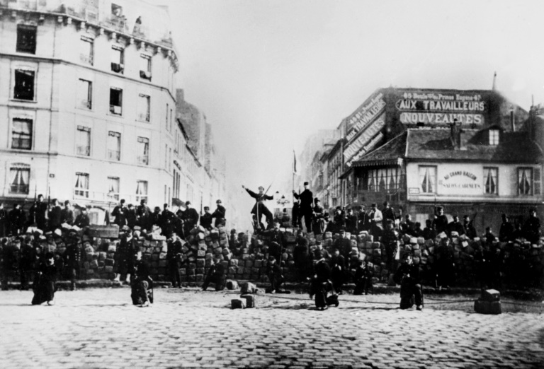 Imagem da avenida Ménilmontant durante a revolta da Comuna de Paris em 1871 - AFP