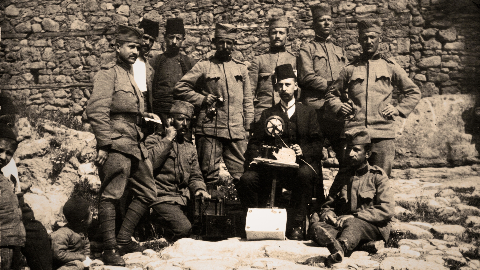 Sérvios utilizando o Telégrafo em agosto de 1913.