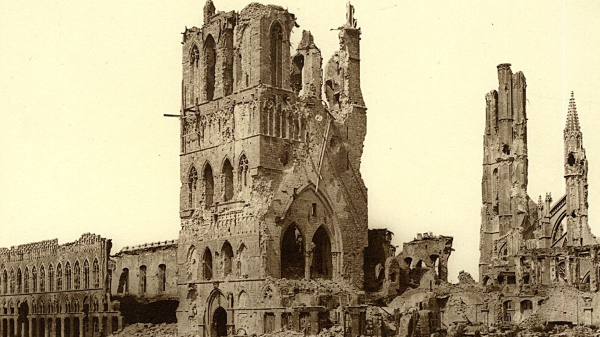 Catedral de Ypres bombardeada por alemães