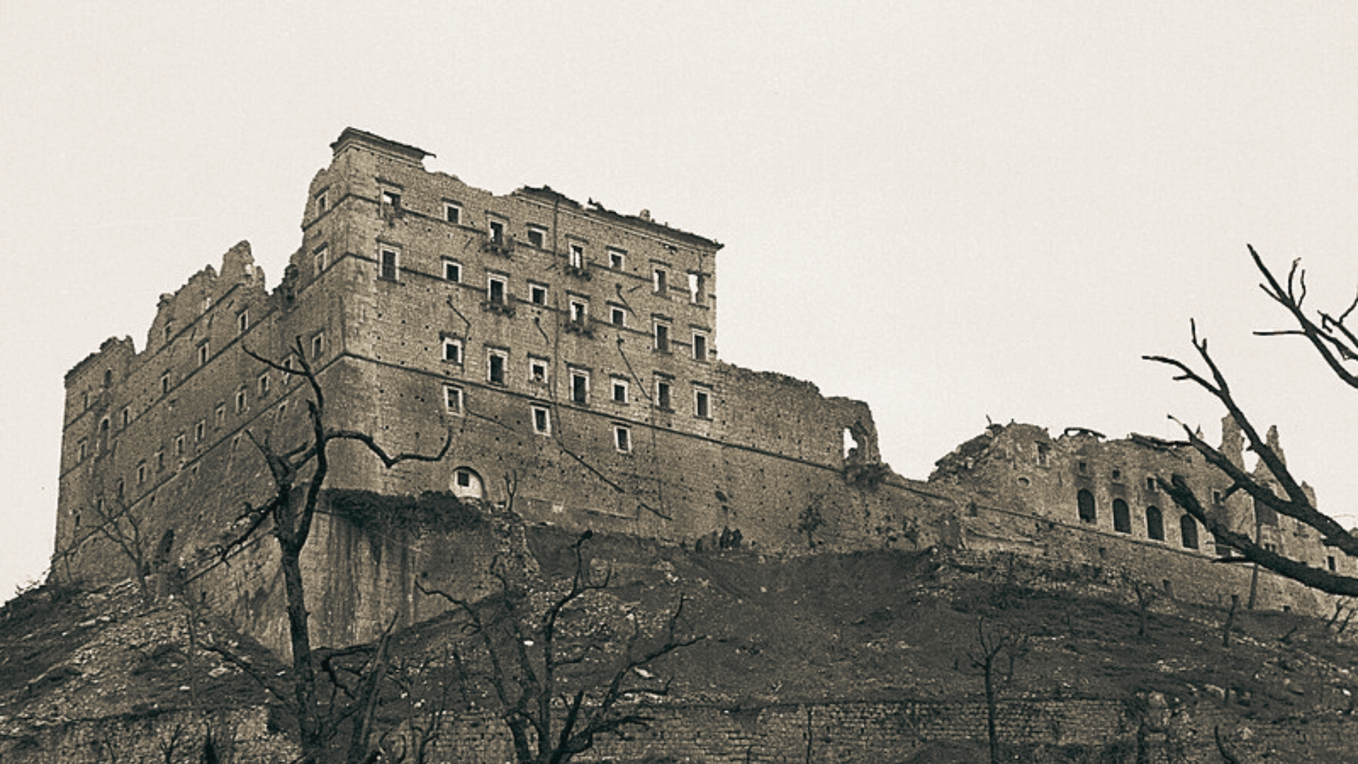 Ruínas da Abadia após a batalha do Monte Cassino na Segunda Guerra Mundial, quando alemães e americanos se enfrentaram.