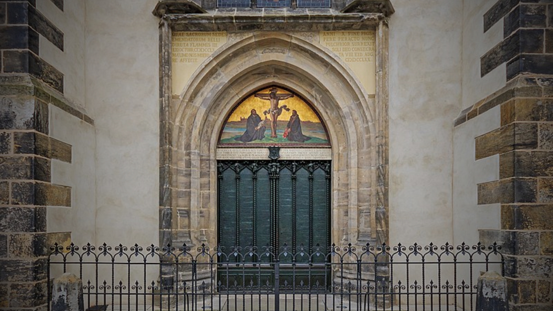 Porta exibindo as 95 teses na Igreja do Castelo de Wittemberg.