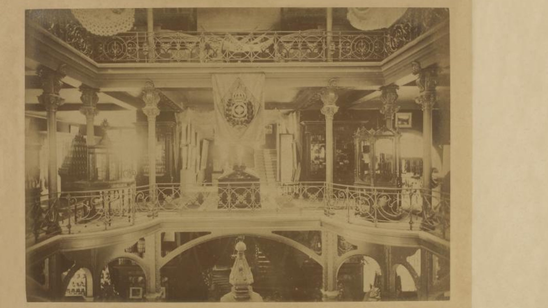 Exposição Universal de Paris: exposição brasileira – [interior do pavilhão] Primeiro andar – lado direito da escadaria (1889)