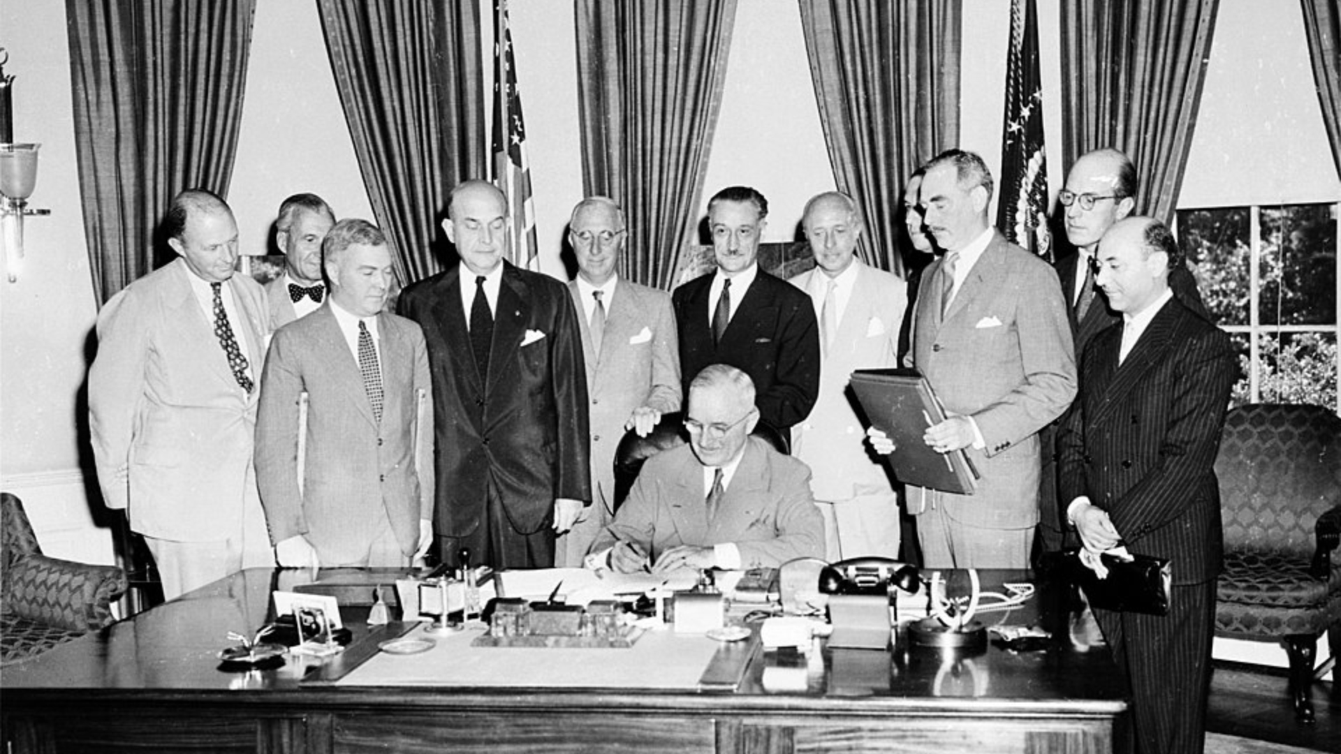 Presidente Truman (EUA) assinando o Tratado do Atlântico Norte