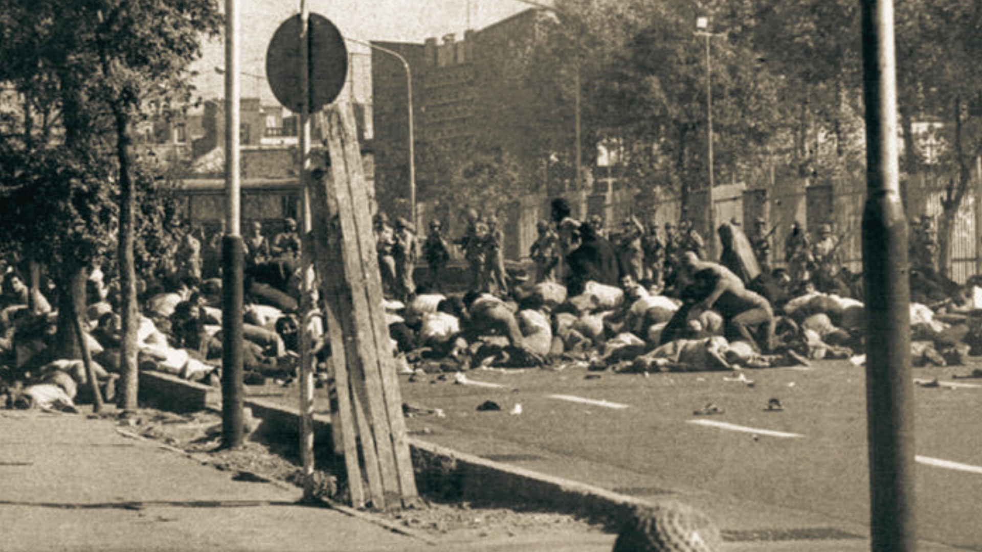 Corpos dos manifestantes cercados pela polícia