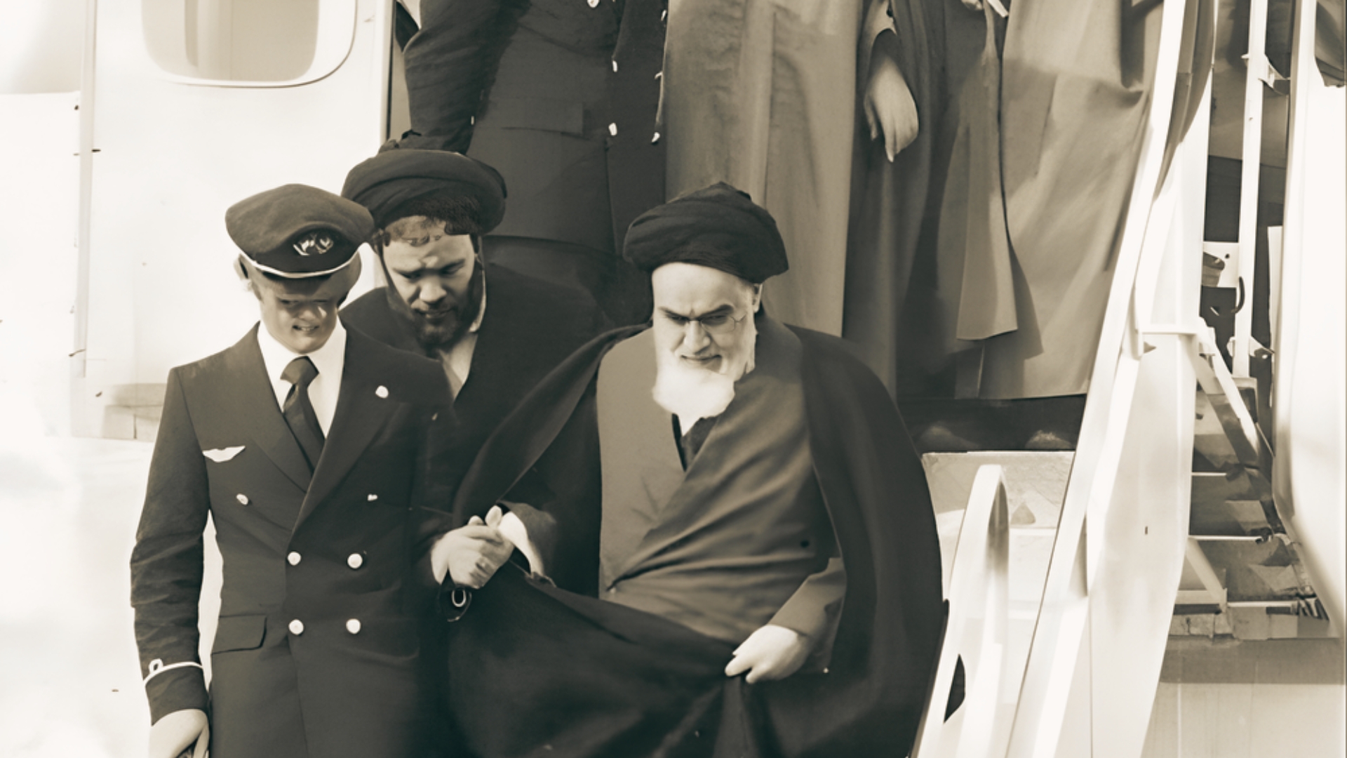 Regresso de Ruhollah Khomeini ao Irã.